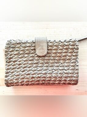 Vilenca Holland Woven Leather Wallet in Light Taupe